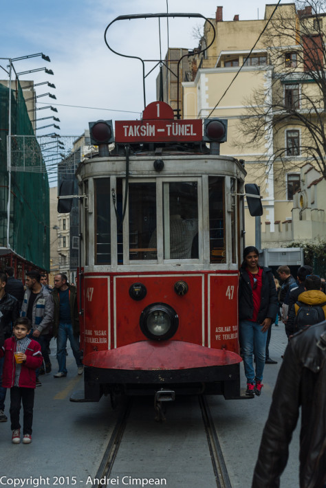Vechiul tramvai, folosit acum în scop turistic, de pe Istiklal Caddesi